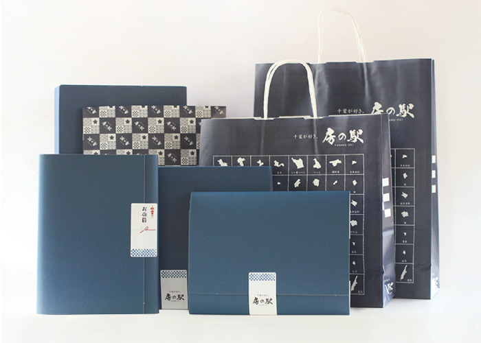 <span>通販房の駅のギフト</span>人気商品をギフト箱にお入れして、ご用意しております。ご希望があればこちらからお選びください。