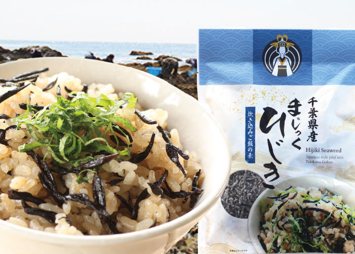 <span>お手軽な炊込みの素</span>千葉県産のひじきを一度佃煮にし、その後低温でじっくり乾燥。食感もしっとり。お米を炊くときに入れるだけの炊込みご飯の素。